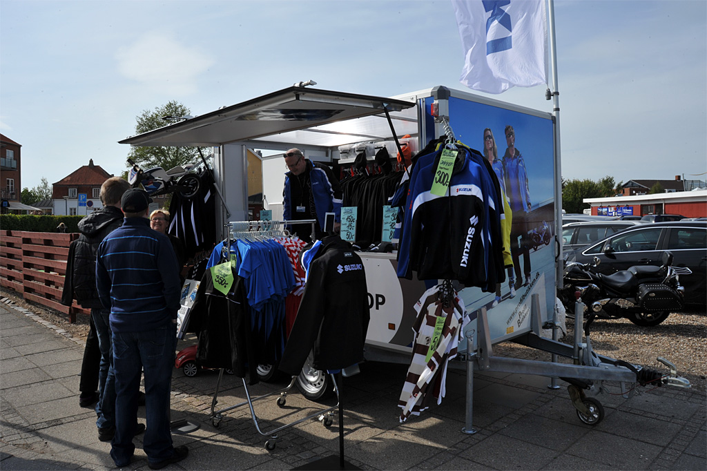 Ved rallysprintet i Fårvang kan du også købe Suzuki-merchandise